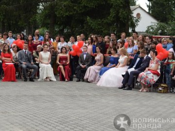 У стилі «кіно»: старовижівські учні оригінально «відгуляли» випускний. ФОТО