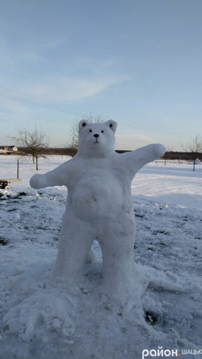 На Волині три сестри зліпили зі снігу двометрового ведмедя. ФОТО