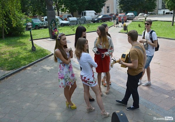 Волинські красуні заспівали для поранених військових, а їх «виперли». ФОТО. ВІДЕО