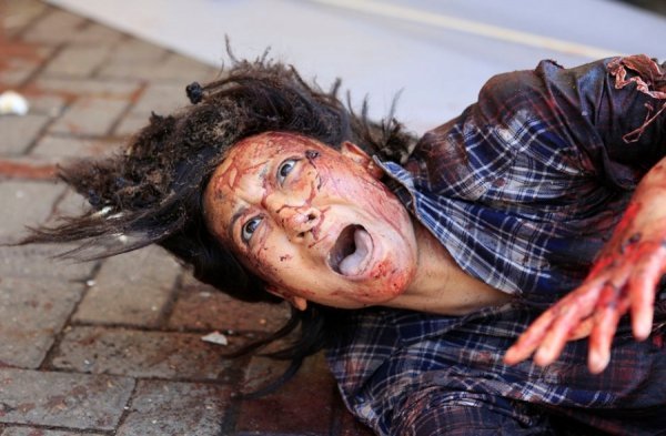 Травмована жінка благає про допомогу після того, як бойовики увірвалися в торговий центр «Westgate» в Найробі, 21 вересня 2013. NOOR KHAMIS, Кенія