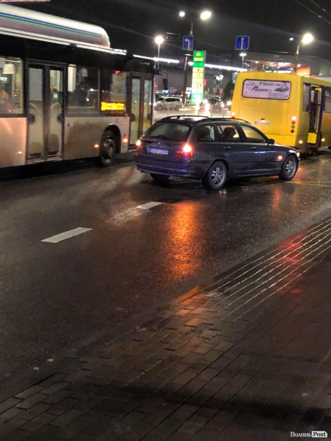 У Луцьку на Соборності - ДТП: автівка збила велосипедиста.ФОТО