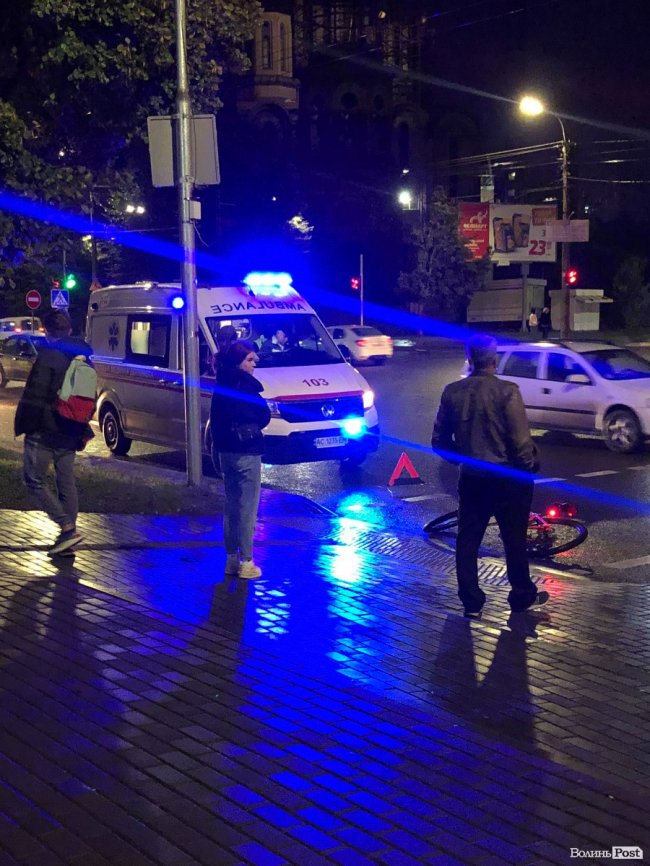 У Луцьку на Соборності - ДТП: автівка збила велосипедиста.ФОТО