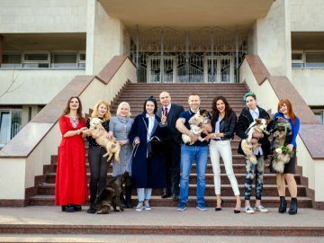 «Заміcть квіточки – собачка»: фотосесія відомих лучан до свята весни