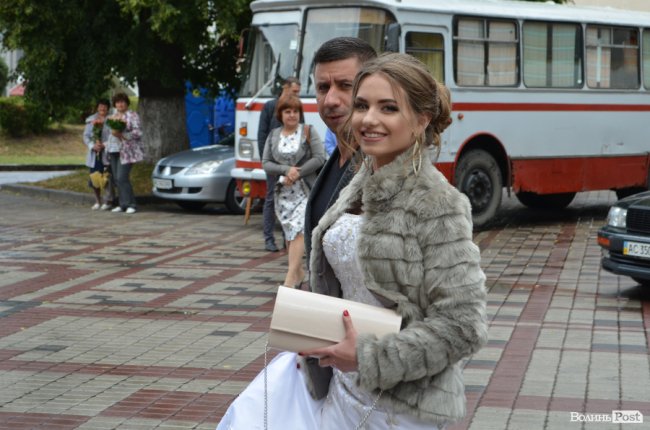 Елегантні сукні та маленькі клатчі: у що вбрались луцькі випускниці. ФОТО