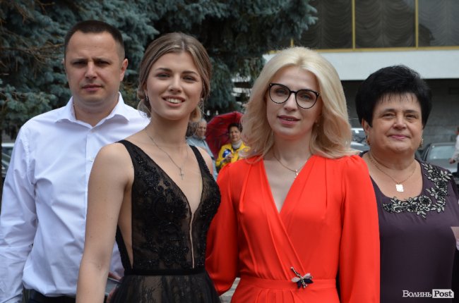 Елегантні сукні та маленькі клатчі: у що вбрались луцькі випускниці. ФОТО