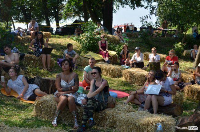 Відомий поет у Луцьку читав вірші про любов та війну. ФОТО