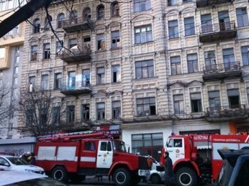 У Києві будинок обвалився на людей. ФОТО