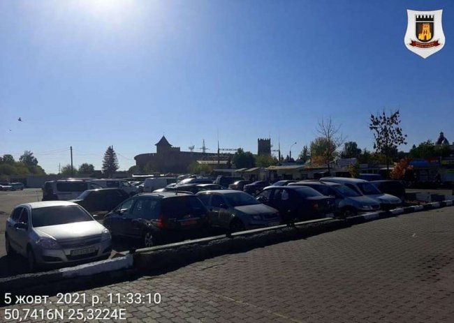 У Луцьку з території Старого ринку демонтують контейнери, щоб зробити парковку. ФОТО