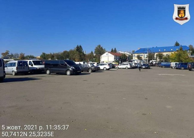 У Луцьку з території Старого ринку демонтують контейнери, щоб зробити парковку. ФОТО