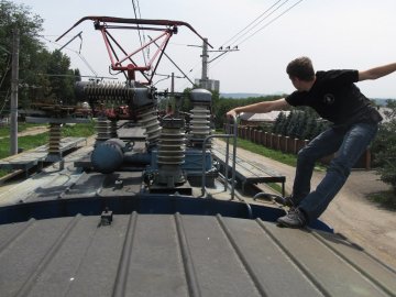 «Робив з себе крутого блогера»: у Києві підліток загинув на даху електрички 