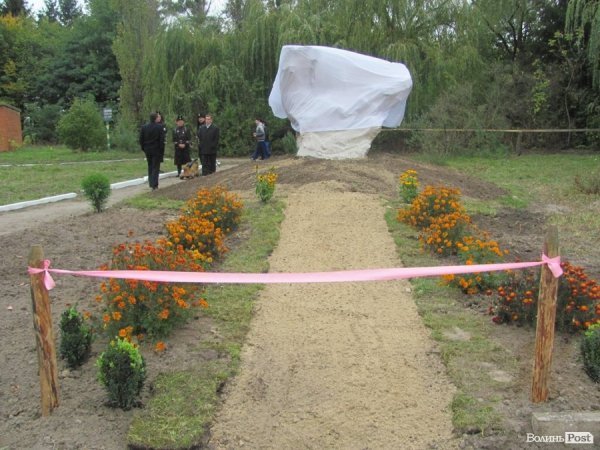 Під Луцьком відкрили єдиний на Волині пам’ятник козакові Мамаю 