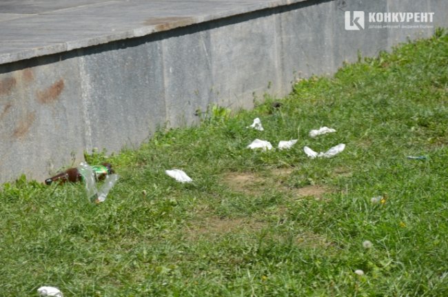 У Луцьку біля драмтеатру підлітки п'ють, смітять і матюкаються. ФОТО