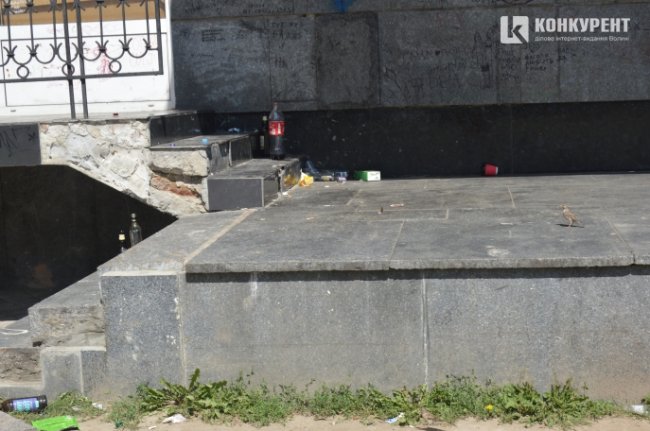 У Луцьку біля драмтеатру підлітки п'ють, смітять і матюкаються. ФОТО