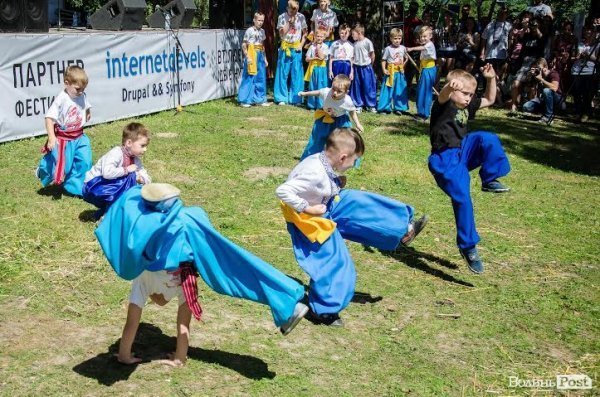 Маленькі козаки зачарували відвідувачів «Бандерштату» бойовим гопаком. ФОТО