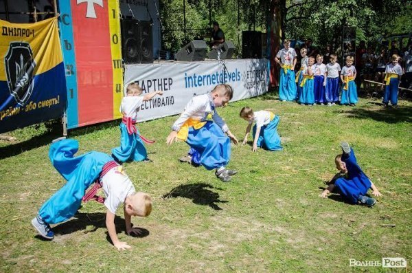 Маленькі козаки зачарували відвідувачів «Бандерштату» бойовим гопаком. ФОТО