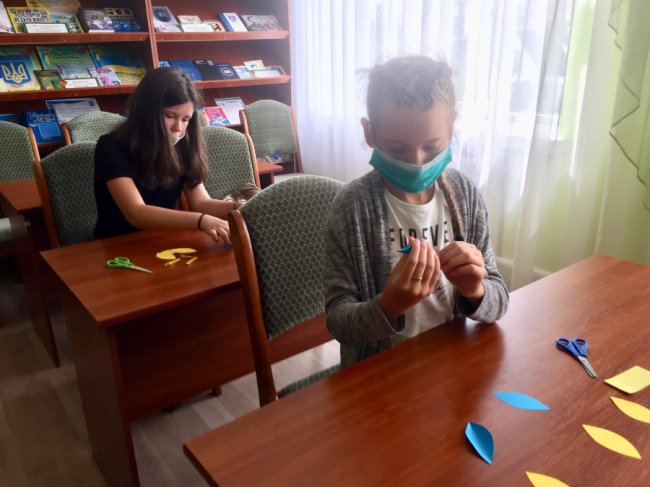 Волинські школярі підготували патріотичні сувеніри для бійців, які на передовій. ФОТО