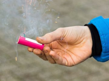 Під Львовом 7-річному хлопчику через вибух петарди відірвало пальці на руці