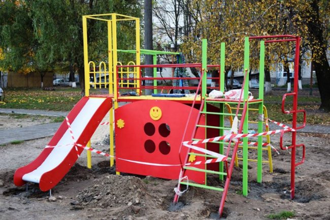 На місці майданчика-розвалюхи у Луцьку «виросло» нове дитяче містечко. ФОТО