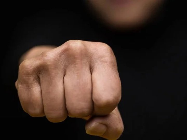 Просили гроші, а після відмови намагалися вдарити: у Ковелі підлітки напали на чоловіка на кріслі колісному