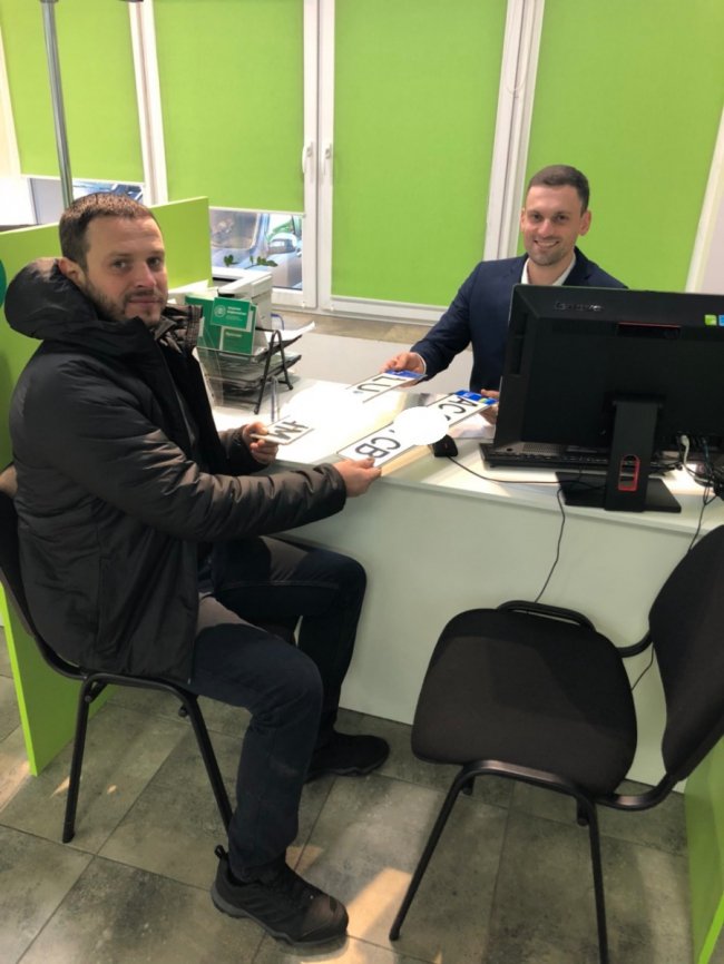 У Луцьку авто, яке рік мало статус «транзитної євробляхи», отримало українські номери