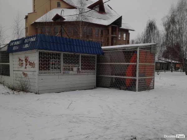 Недитячі пристрасті навколо дитмайданчика: лучани йдуть війною на депутатів ЛМР. ФОТО