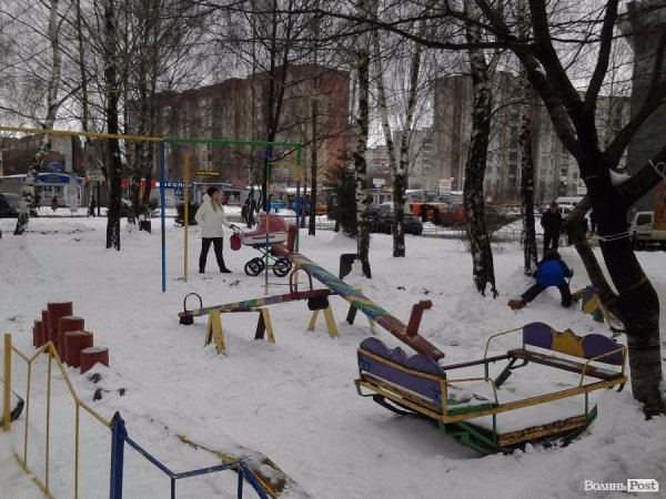 Недитячі пристрасті навколо дитмайданчика: лучани йдуть війною на депутатів ЛМР. ФОТО