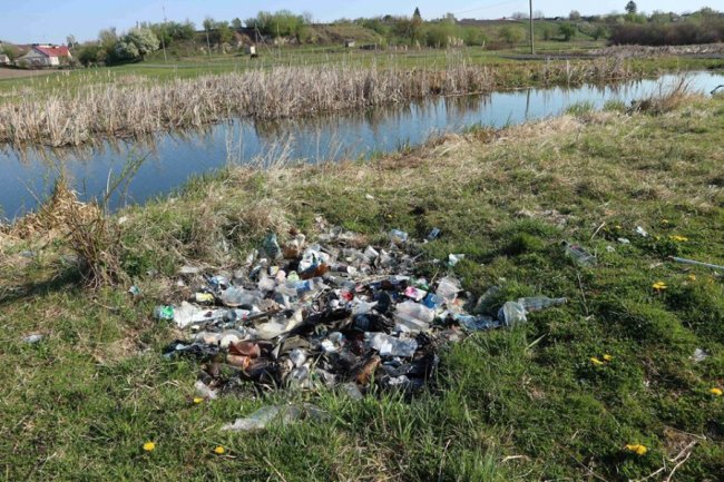 Неподалік Луцька вандали понищили зону відпочинку. ФОТО