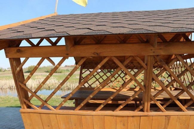 Неподалік Луцька вандали понищили зону відпочинку. ФОТО