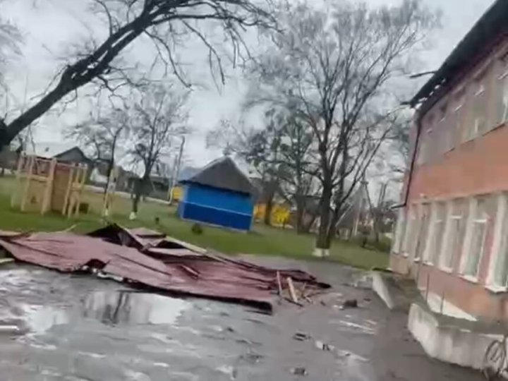 На Рівненщині вітер зірвав дах зі школи, на Волині попереджають про грозу з градом