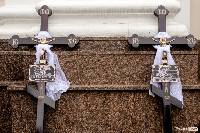 «Їх ми з честю поховаємо, а завтра підемо в бій»: Луцьк попрощався з воїнами Павлом Хомиком та Віктором Коханюком