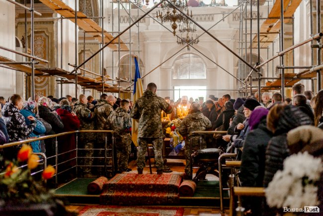 «Їх ми з честю поховаємо, а завтра підемо в бій»: Луцьк попрощався з воїнами Павлом Хомиком та Віктором Коханюком