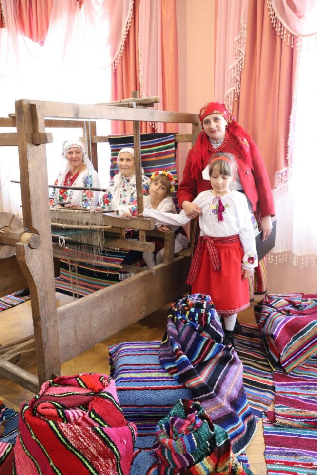 83-річна волинянка тче килими без окулярів. ФОТО