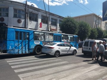 У центрі Луцька – «тягучка» через аварію. ФОТО