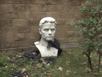 Забутий і непотрібний: на Волині бюст поневіряється 33 роки. ВІДЕО
