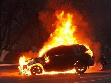 У Ковелі вночі підпалили позашляховик