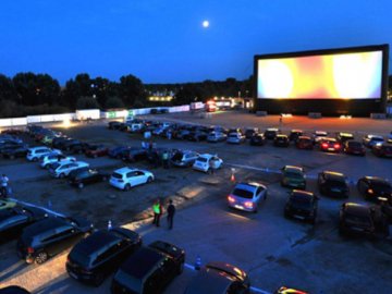 На звільненій від контейнерів частині Старого ринку хочуть влаштовувати автокінотеатр