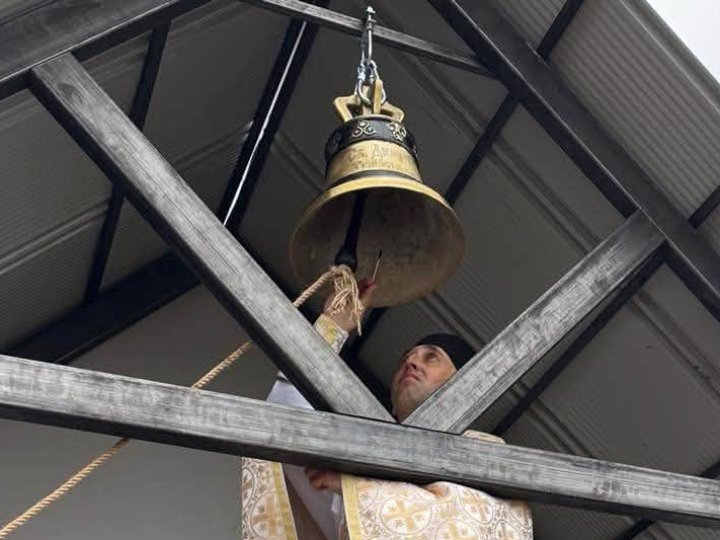 У селищі на Волині освятили пам'ятний дзвін на честь загиблих воїнів. ФОТО