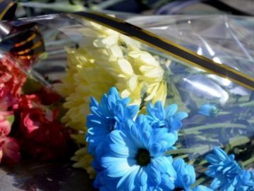 На місце загибелі українця у Донецьку приносять квіти. ФОТО