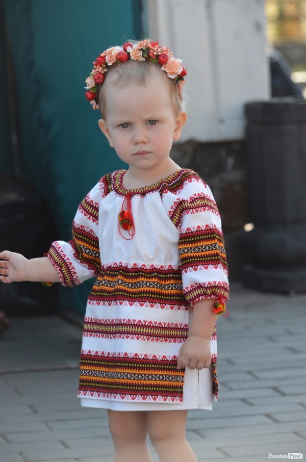 Лучани у вишиванках виклали число 930. ФОТО