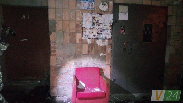 Пʼяний дебош у Луцьку: молодики розбили ліхтар та пошкодили машину