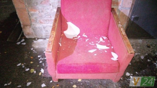 Пʼяний дебош у Луцьку: молодики розбили ліхтар та пошкодили машину