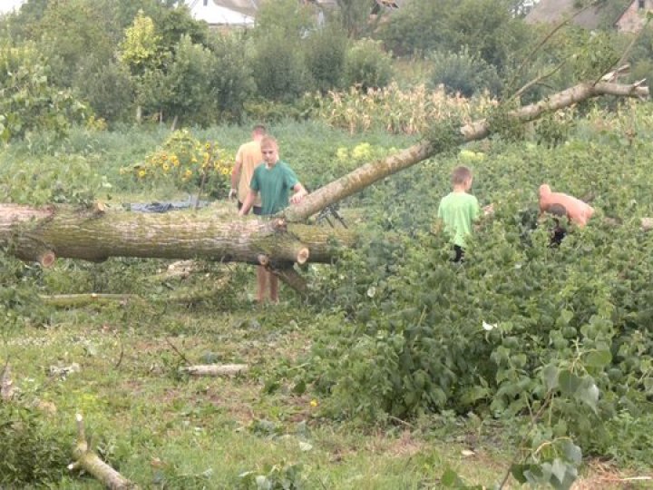 Буревій пошкодив понад 20 будівель у селищі на Волині: як громада ліквідовує наслідки