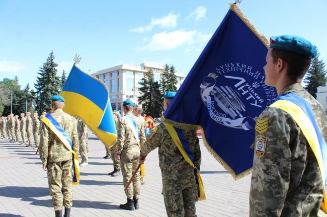 Випускники луцького університету отримали офіцерські погони. ФОТО