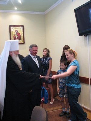 Бідним луцьким родинам дали праски і пилососи 