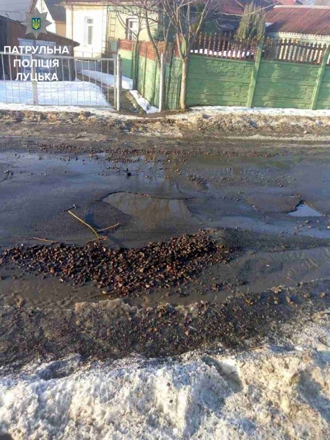 Луцьк: водію довелося міняти два колеса через яму на дорозі