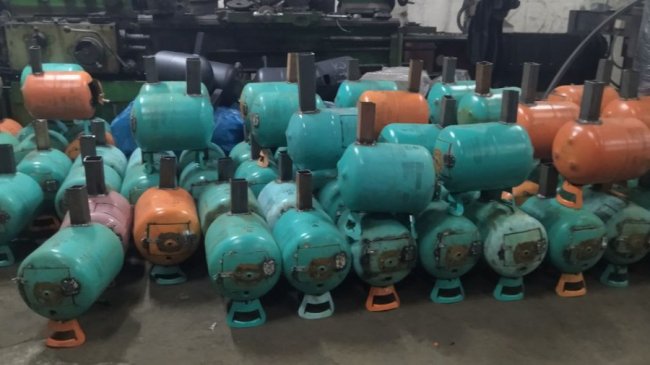 Триста буржуйок відправили на фронт та ще 700 зробили: як підприємство на Волині допомагає військовим