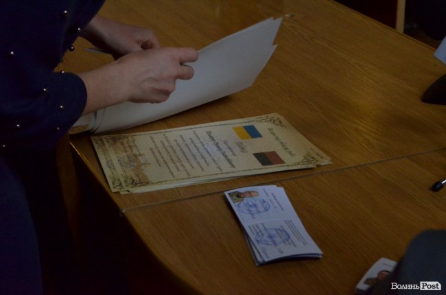 У Луцьку вручили перші посвідчення бійцям-добровольцям. ФОТО