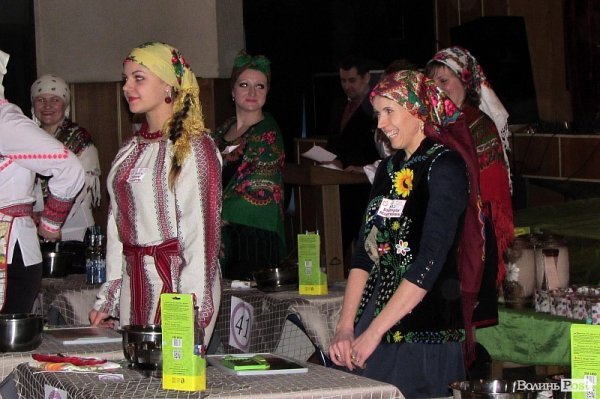 Смаколики для воїнів АТО готували у Володимирі-Волинському. ФОТО