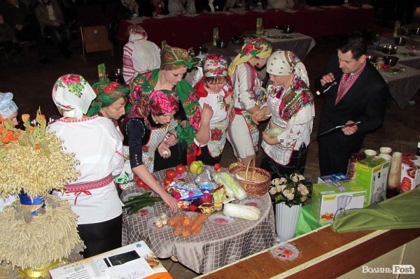 Смаколики для воїнів АТО готували у Володимирі-Волинському. ФОТО