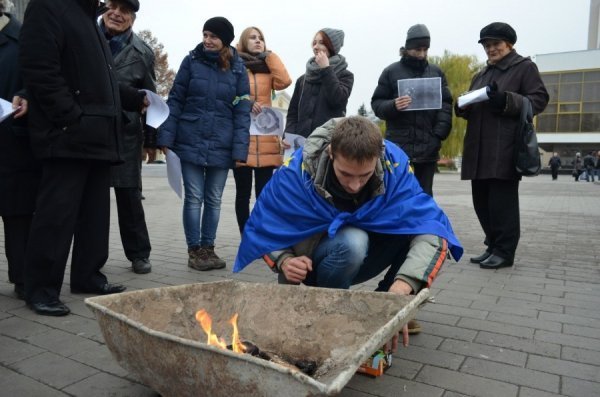 У Луцьку палили символіку СРСР. ФОТО